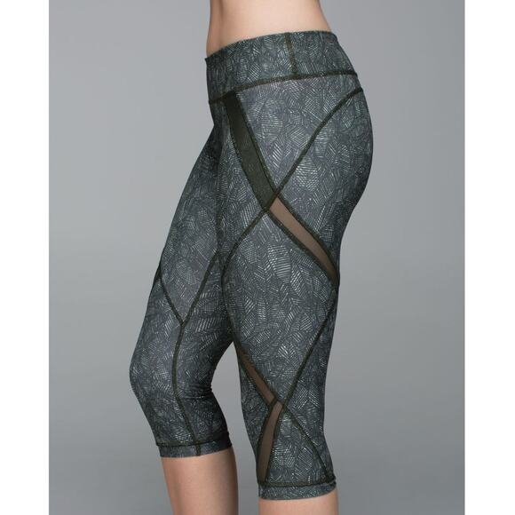 LULULEMON Cool To‎ Street Crop Jazzy White Gator Green Mesh Cutout Legging Sz 6 - Picture 1 of 11